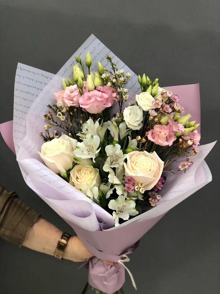 Букет цветов из: Альстромерии, Розы и Лизиантусы в Сосны