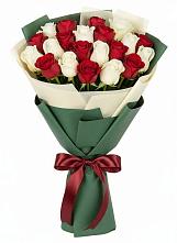 Букет Микс из красных и белых роз в Сосны