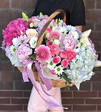 Композиция солнечный день в Сосны Цветочная композиция из Розы, Хризантемы, Пионы и Лизиантусы в корзине в Сосны