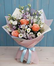Букет цветов из:  Лизиантусы, Розы, Альстромерии и Гипсофила в Сосны