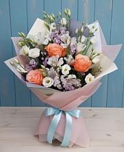 Букет цветов из:  Лизиантусы, Розы, Альстромерии и Гипсофила в Сосны