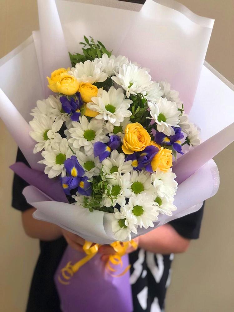 Букет цветов из: Ирисы, Хризантемы и Розы в Сосны