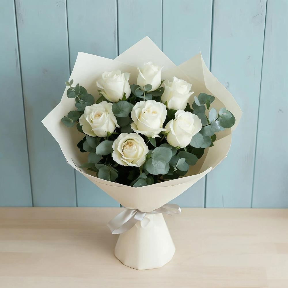 Букет Белые розы в Эвкалипте в Сосны