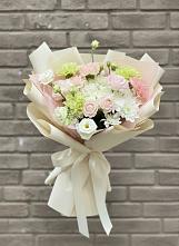 Букет цветов из:  Гвоздики, Розы, Лизиантусы и Хризантемы в Сосны