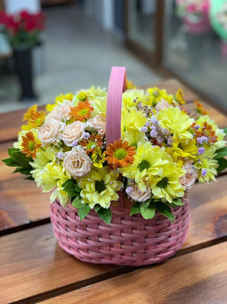 Цветочная композиция из Хризантемы и Розы в корзине в Сосны