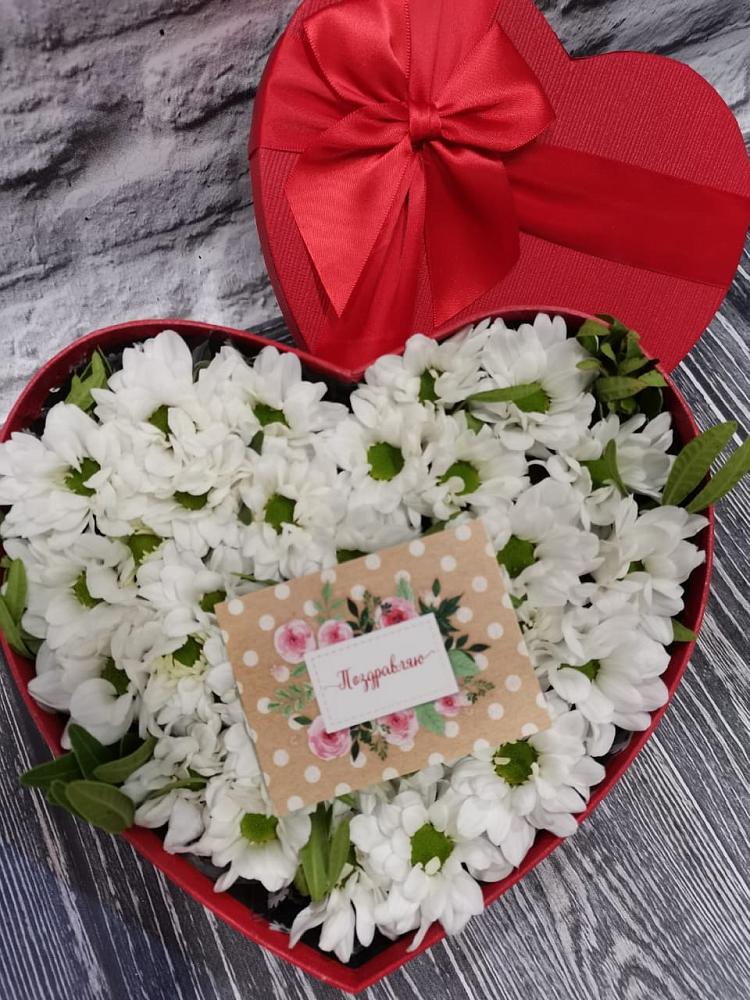 Цветочная композиция из Хризантемы в виде сердца в Сосны