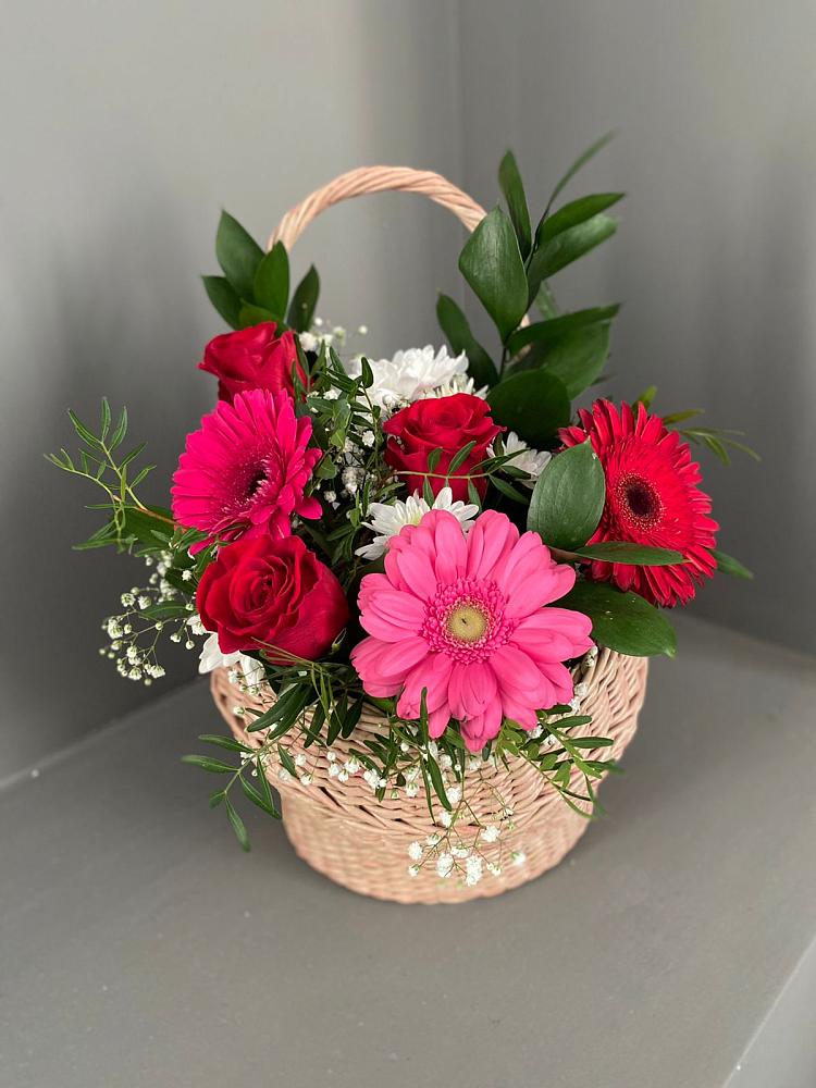 Цветочная композиция из Розы, Хризантемы и Герберы в корзине в Сосны