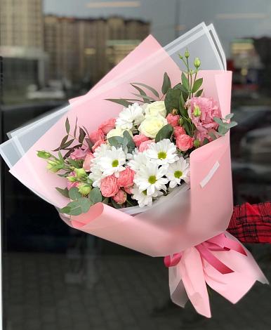 Букет цветов из: Розы, Лизиантусы и Хризантемы в Сосны